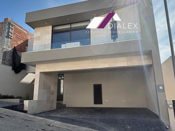 Fracc. Castaños del Vergel -CARRETERA NACIONAL- Casa VENTA Zona Sur MONTERREY, 377 m2
