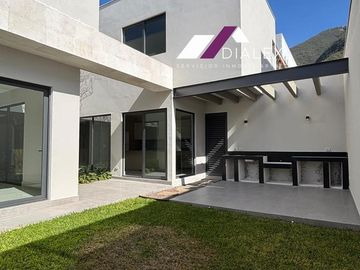 Fracc. Castaños del Vergel -CARRETERA NACIONAL- Casa VENTA Zona Sur MONTERREY, 377 m2