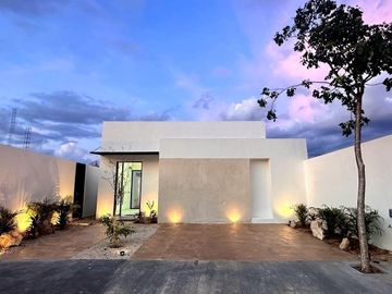 Casa de una planta con alberca en Conkal, Norte de Mérida.