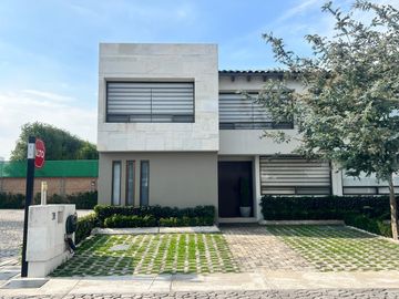 Venta de Casa Fracc. Pedregal del Bosque, Calimaya  URGE  POR CAMBIO DE RESIDENCIA BAJA DE PRECIO