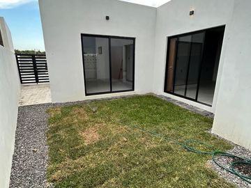 REAL MANDINGA, Casa en VENTA de UNA PLANTA, 2 recamaras, jardin interior y patio trasero