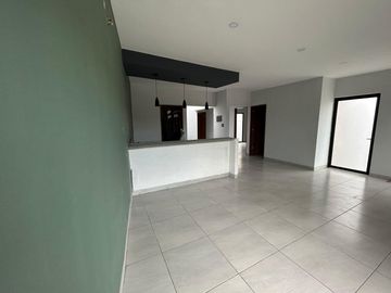 REAL MANDINGA, Casa en VENTA de UNA PLANTA, 2 recamaras, jardin interior y patio trasero