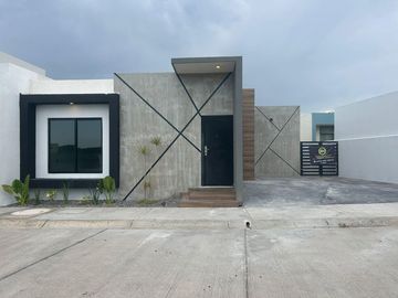 REAL MANDINGA, Casa en VENTA de UNA PLANTA, 2 recamaras, jardin interior y patio trasero