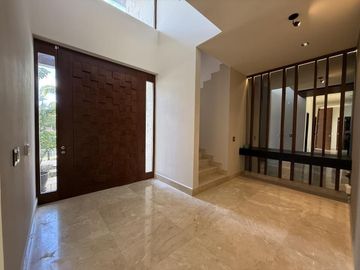 Casa en venta de 4 recámaras en privada con amenidades en Santa Gertrudis Copo, Mérida.