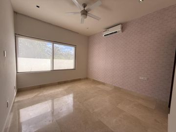 Casa en venta de 4 recámaras en privada con amenidades en Santa Gertrudis Copo, Mérida.
