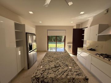 Casa en venta de 4 recámaras en privada con amenidades en Santa Gertrudis Copo, Mérida.