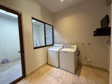 Casa en venta de 4 recámaras en privada con amenidades en Santa Gertrudis Copo, Mérida.