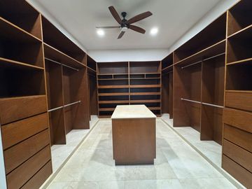 Casa en venta de 4 recámaras en privada con amenidades en Santa Gertrudis Copo, Mérida.