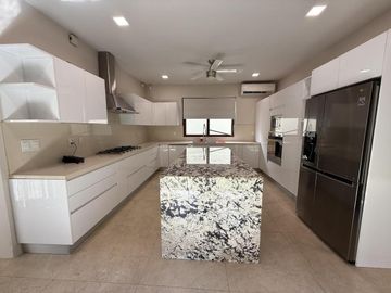 Casa en venta de 4 recámaras en privada con amenidades en Santa Gertrudis Copo, Mérida.