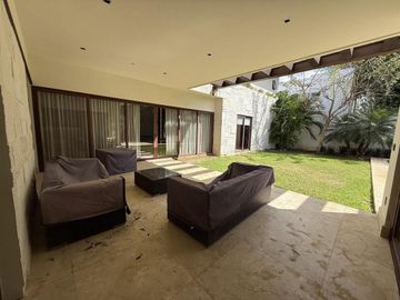 Casa en venta de 4 recámaras en privada con amenidades en Santa Gertrudis Copo, Mérida.