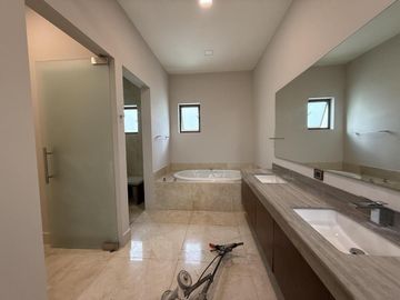 Casa en venta de 4 recámaras en privada con amenidades en Santa Gertrudis Copo, Mérida.