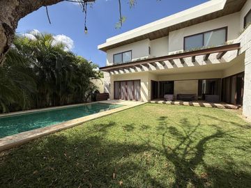 Casa en venta de 4 recámaras en privada con amenidades en Santa Gertrudis Copo, Mérida.