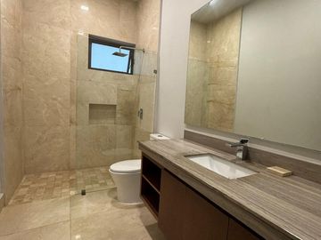 Casa en venta de 4 recámaras en privada con amenidades en Santa Gertrudis Copo, Mérida.