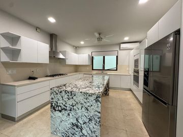 Casa en venta de 4 recámaras en privada con amenidades en Santa Gertrudis Copo, Mérida.