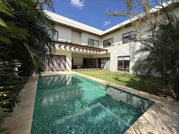 Casa en venta de 4 recámaras en privada con amenidades en Santa Gertrudis Copo, Mérida.