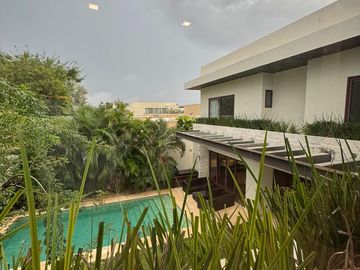 Casa en venta de 4 recámaras en privada con amenidades en Santa Gertrudis Copo, Mérida.
