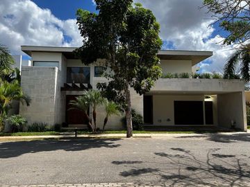 Casa en venta de 4 recámaras en privada con amenidades en Santa Gertrudis Copo, Mérida.