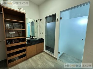 Casa en Venta en Monterrey, N. L., Fracc. La Joya Privada Residencial con alberca.