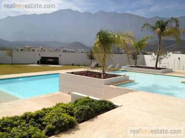 Casa en Venta en Monterrey, N. L., Fracc. La Joya Privada Residencial con alberca.