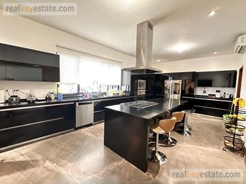 Casa en Venta en Monterrey, N. L., Fracc. La Joya Privada Residencial con alberca.
