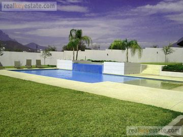 Casa en Venta en Monterrey, N. L., Fracc. La Joya Privada Residencial con alberca.