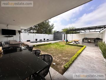 Casa en Venta en Monterrey, N. L., Fracc. La Joya Privada Residencial con alberca.