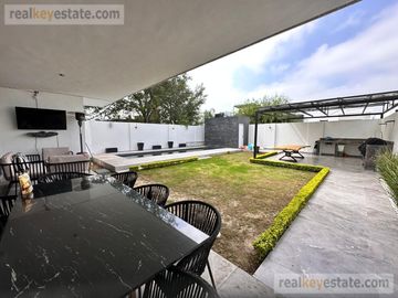 Casa en Venta en Monterrey, N. L., Fracc. La Joya Privada Residencial con alberca.