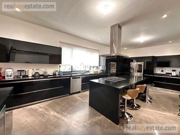 Casa en Venta en Monterrey, N. L., Fracc. La Joya Privada Residencial con alberca.