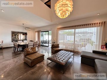 Casa en Venta en Monterrey, N. L., Fracc. La Joya Privada Residencial con alberca.