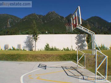 Casa en Venta en Monterrey, N. L., Fracc. La Joya Privada Residencial con alberca.