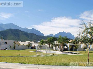 Casa en Venta en Monterrey, N. L., Fracc. La Joya Privada Residencial con alberca.