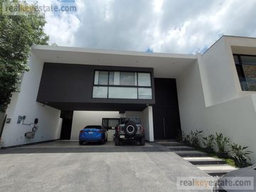 Casa en Venta en Monterrey, N. L., Fracc. La Joya Privada Residencial con alberca.