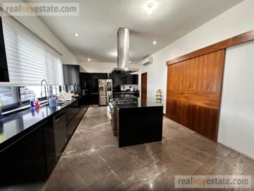 Casa en Venta en Monterrey, N. L., Fracc. La Joya Privada Residencial con alberca.