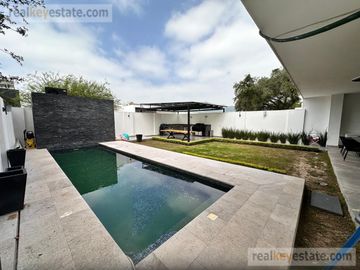 Casa en Venta en Monterrey, N. L., Fracc. La Joya Privada Residencial con alberca.