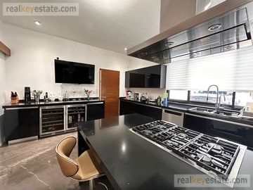 Casa en Venta en Monterrey, N. L., Fracc. La Joya Privada Residencial con alberca.