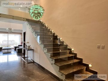Casa en Venta en Monterrey, N. L., Fracc. La Joya Privada Residencial con alberca.