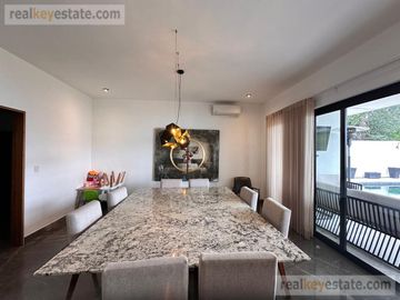 Casa en Venta en Monterrey, N. L., Fracc. La Joya Privada Residencial con alberca.