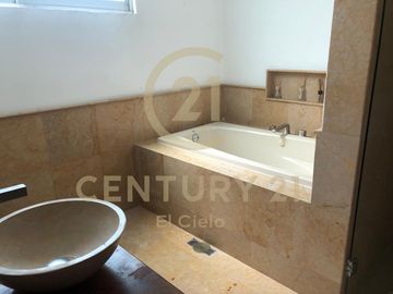 CASA EN VENTA - CLUSTER 10 10 10 EN LOMAS DE ANGELOPOLIS