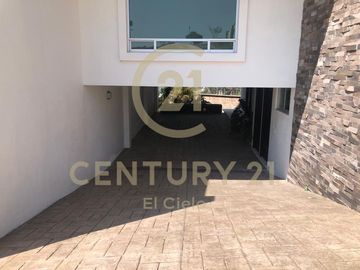 CASA EN VENTA - CLUSTER 10 10 10 EN LOMAS DE ANGELOPOLIS