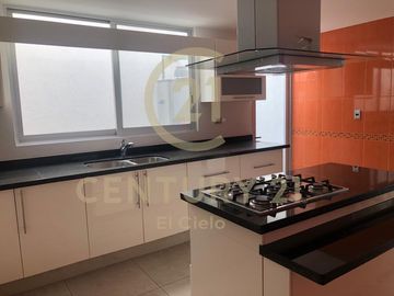 CASA EN VENTA - CLUSTER 10 10 10 EN LOMAS DE ANGELOPOLIS