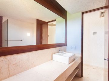 Luxury Penthouse 3-Bedroom with Rooftop