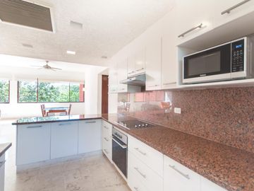 Luxury Penthouse 3-Bedroom with Rooftop