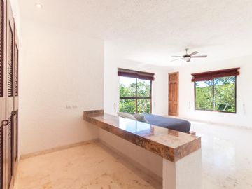 Luxury Penthouse 3-Bedroom with Rooftop