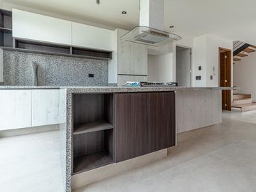 CASA EN VENTA NUEVA EN FRACCIONAMIENTO BOSQUES DE ZAVALETA