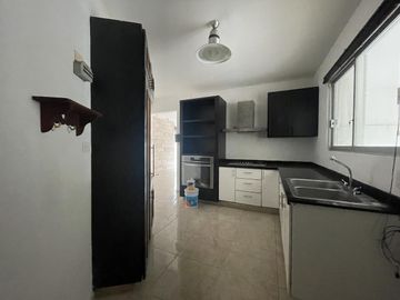 LOMAS DEL SOL, Casa en RENTA de 3 recámaras con baño, estancia de TV y roof garden