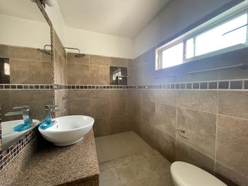 LOMAS DEL SOL, Casa en RENTA de 3 recámaras con baño, estancia de TV y roof garden