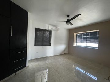 LOMAS DEL SOL, Casa en RENTA de 3 recámaras con baño, estancia de TV y roof garden