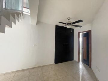 LOMAS DEL SOL, Casa en RENTA de 3 recámaras con baño, estancia de TV y roof garden