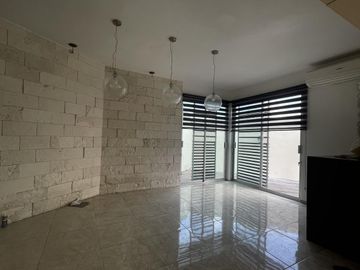 LOMAS DEL SOL, Casa en RENTA de 3 recámaras con baño, estancia de TV y roof garden