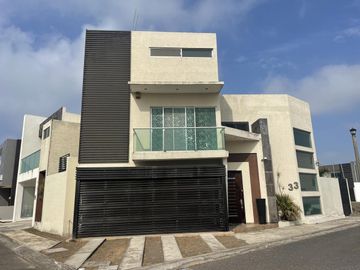 LOMAS DEL SOL, Casa en RENTA de 3 recámaras con baño, estancia de TV y roof garden